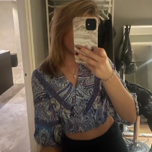 Trekvartsärmad blus - Säljer denna supersöta blusen som är trekvartsärmad då den inte kommer till användning. Endast använd 1 gång! Storlek M men passar mig med Xs/s