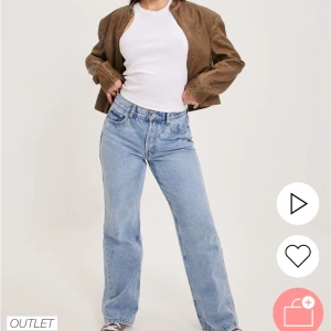 Jeans - Säljaer ett par super fina jeans som är använde ett fåtal gånger så dem är i ett super fint skick. Köptes från nelly för 599kr