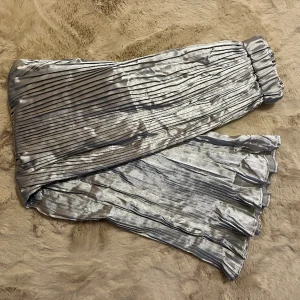 Plisserade byxor  - DM retro silver. Nya utan prislapp 