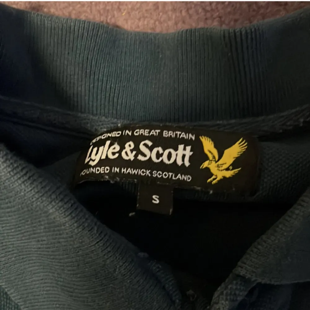 Säljer en Lyle & scott piké då den är för liten. Skriv för mer info. T-shirts.
