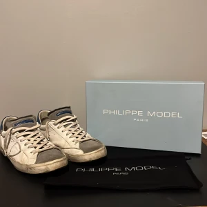 Philippe Model skor stl: 44  - Säljer nu dessa Philippe Model skorna i stl: 44 Är i ganska så använt skick, men funkar absolut fortfarande. Box, påse och kvitto medföljer såklart.  Nypris: 3500 Vid fråga är det bara och skriva. 