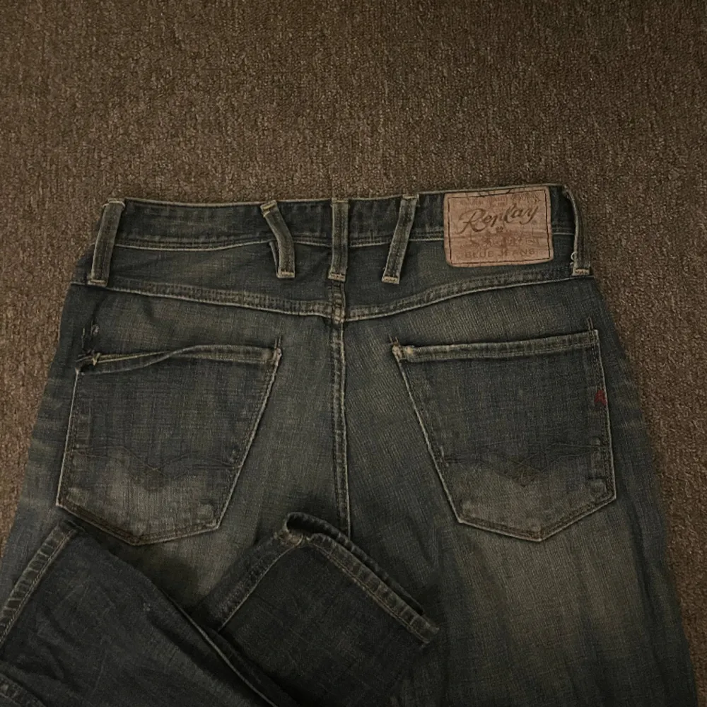 30/34 Säljer dessa skitsnygga Replay Anbass jeans efterosm att de inte kommer till andvändning  . Jeans & Byxor.