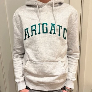 Axel Arigato Hoodie - Säljer en ljusgrå Axel Arigato Hoodie i storlek XS. Använd fåtal gånger. Köparen står för frakten!