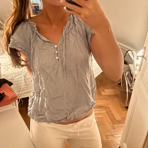 Sommartopp  - Underbar topp, perfekt till sommaren. Den är rätt skrynklig på bilden, så den e ju ännu finare när den e struken😍 Den är som ny! 