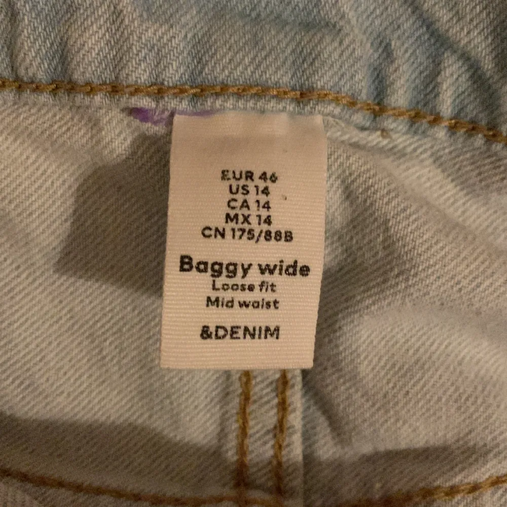 Dom var lite stora men annars jätte bra dom är lite kalla för det är rätt så stora hål men jättesnygga. Jeans & Byxor.