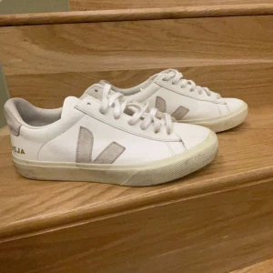 Veja skor - veja skor med grå beige logga. ganska bra skick då de knappt kommit till användning. skorna har lite fläckar på sulorna (skriv för bild). Strl 39 men passar nog även till lite mindre. nypris är 1795kr. pris kan diskuteras❤️