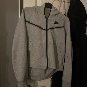 Säljer Nike tech hoodie dam - Den är i perfekt skick, sällan använd, inga anmärkningar, nypris 1100kr. Finns fler bilder. Pris kan diskuteras vid snabb affär.