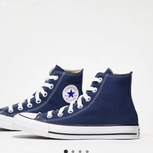 Converse - Marinblåa convesrse, helt oanvända. 