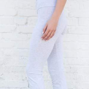 Säljer mina gråa yoga pants från Brand Meville då dom är lite stor för mig. En liten fläck på benet och byxorna är insydda,kom privat för egentagna bilder