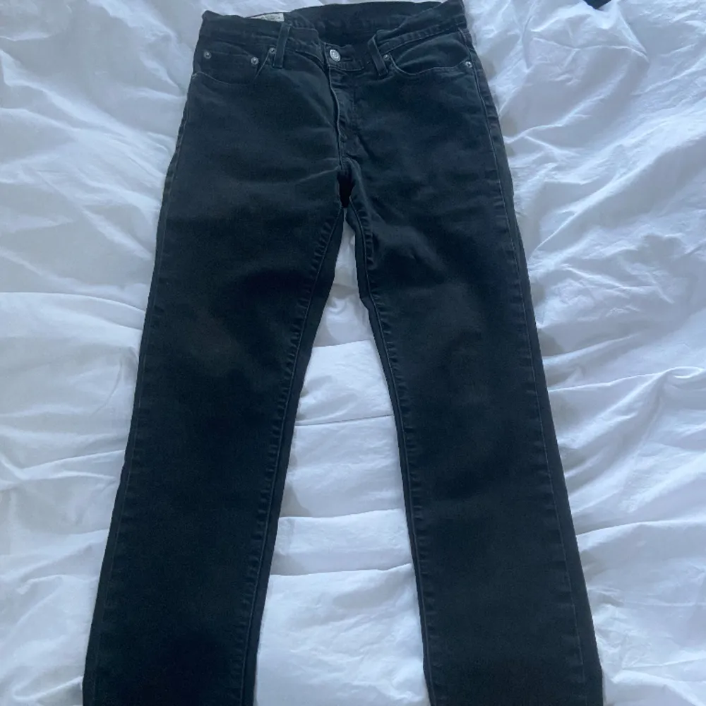Super fina jeans som inte kommer till användning  Storlek W30L30, midjemått 37cm, innerbens längd 70cm, passar bra på mig som vanligtvis har 34 i jeans💞. Jeans & Byxor.