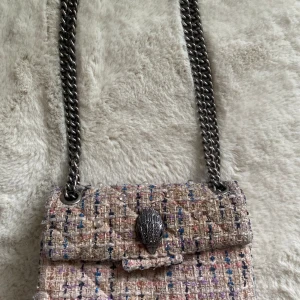 Vintage Kurt Geiger väska - Säljer denna jätte gulliga vintage  Kurt Geiger väska som inte längre säljs💕 förra köparen var oseriöst så behövde ladda upp annonsen igen. Skicket på väskan är lite nopprigt i botten, därför säljer jag den billigare💕