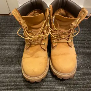 Timberland kängor storlek 37. Använt skick. En större skada på ena skon samt lite småmärken på andra skon. Se bilder. 