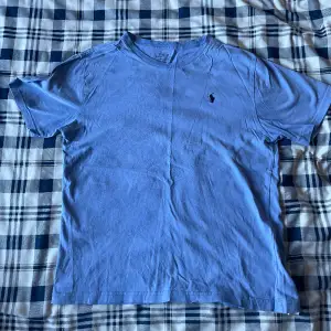 Blå Ralph Lauren T-shirt köpt från Kidsbrandstore (14-16) så typ Xs 