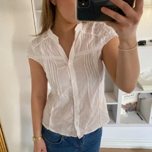 Somrig topp - Superfin topp med unika detaljer🤩 i utmärkt skick🙌