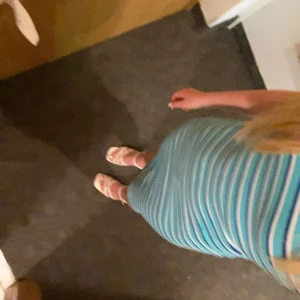 Randig tubklänning  - Säljer denna superfina sommarklänning då det inte riktigt är min stil längre. Den ser väldigt liten ut på andra bilden men den är väldigt stretchig💖