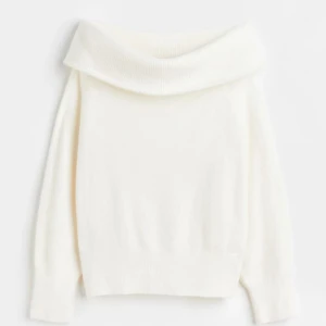 Off shoulder top - Säljer min stickade off shoulder tröja från hm som är helt slutsåld. Nästan aldrig använd och är i bra skick. Säljer även en exakt likadan fast i en annan färg, kolla min profil.
