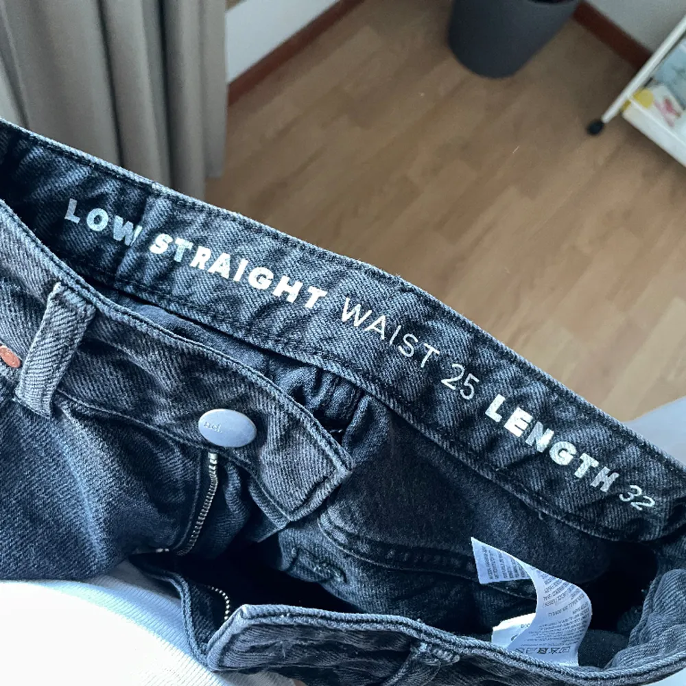 low waist jeans i strl W24L32, fanns inte i L30 när jag köpte så klippt de i längden så de passar mer som 30.. Jeans & Byxor.
