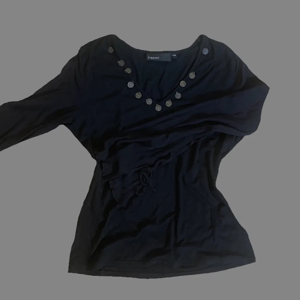 snygg svart långärmad tröja med mesh ärmar och små paljetter runt urringningen ! (Saknar en paljett). Tröjor & Koftor.