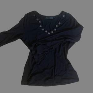 snygg svart långärmad tröja med mesh ärmar och små paljetter runt urringningen ! (Saknar en paljett)