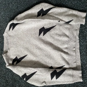 Blixt tröja  - Säljer min coola tröja då jag aldrig använt den och de är inga defekter. Skriv gärna för funderingar eller fler bilder. 💞💞