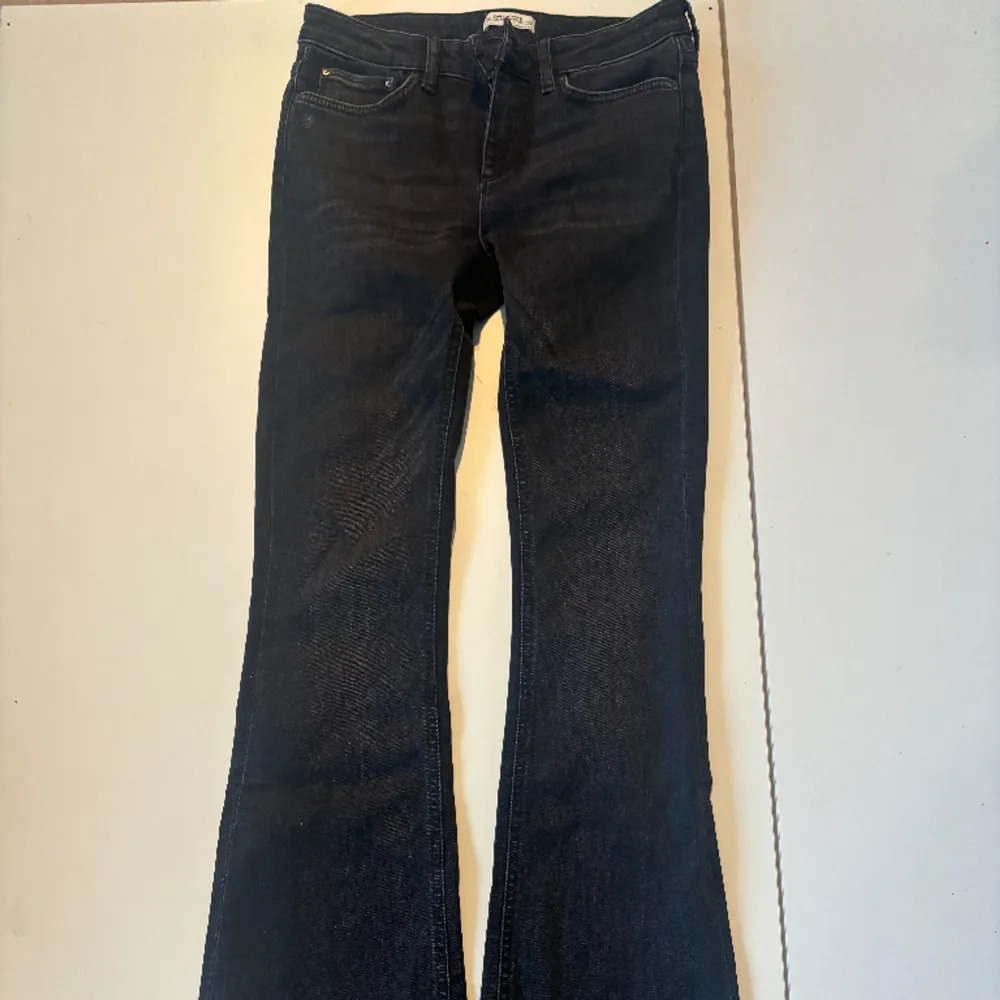 Gråsvarta Zara jeans med stretch andvänt två gånger och de är nästintill som nya. Storlek 36. Jeans & Byxor.