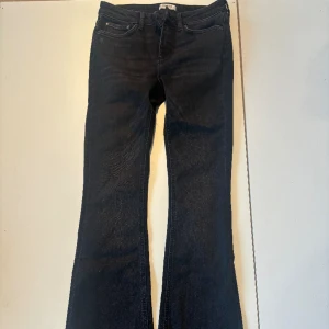 Gråsvarta zara jeans boot cut - Gråsvarta Zara jeans med stretch andvänt två gånger och de är nästintill som nya. Storlek 36