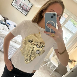 T-shirt med tryck  - Super fin t-shirt med guld tryck från zara! Endast använd ca 3 gånger😘