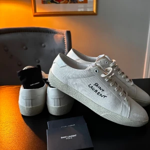 Helt Nya Saint Laurent Skor - Sprillans Nya Saint Laurent Vår och sommar skor! (Court Classic SL/06 Low) Allt Og Medföljes Självklart! Kvitto finns samt ingår box, dustbag, sko snören och till sist en liten YSL Broschyr! 😊Pris kan diskuteras!!Finns ett par i storlek 44. 42 sålda!
