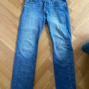 Levis 501 - Ett par Levis 501 som inte används utan mest tar upp plats i garderoben. Använda ett antal gånger men inte använts på minst halv år. 