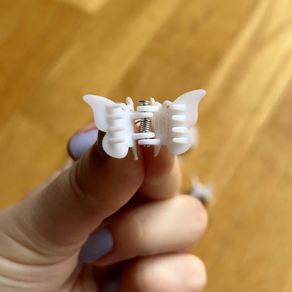 Super söta mini klämmor i form av en vit fjäril! 🤍🦋 2 st för 10 kr 🩵eller 10 st för 40 kr! frakt 18 kronor! . Accessoarer.