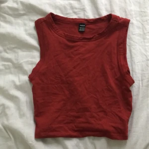 Top - En top som jag aldrig har använt, helt ny. Läs bion före du köper. Sitter jätte bra.