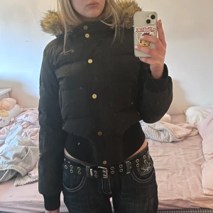 sean john jacka med pälsluva - så sjukt snygg jacka. passar som en S-M skulle jag säga. har leopard lining, pälsluva och rhinestones på ryggen LIKSOM?!