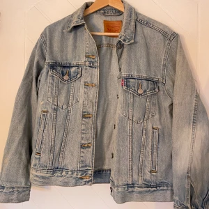 Levis jeans jacka - Super fin jeansjacka som tyvärr inte kommer till andvändning, perfekt nu till vår och sommar
