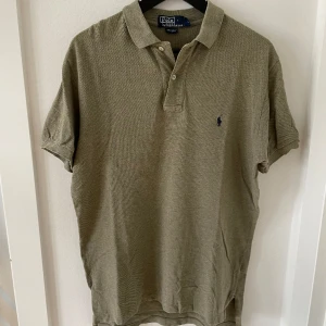 Ralph lauren pike - Ritkigt snygg Ralph lauren piké i fint skick. Storlek S men passar mer M.  Skriv vid frågor eller funderingar 👏