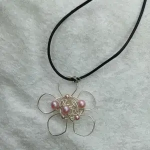 Handgjort halsband i ståltråd med rosa pärlor med justerbar längd 