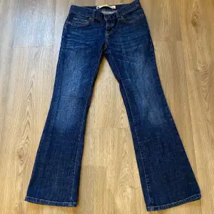 Lågmidjade& Bootcut jeans från GAP i mycket bra skick🩷Storlek: 26/30. Jag är 1.64 cm lång och brukar ha 27,28. Du kan använda 