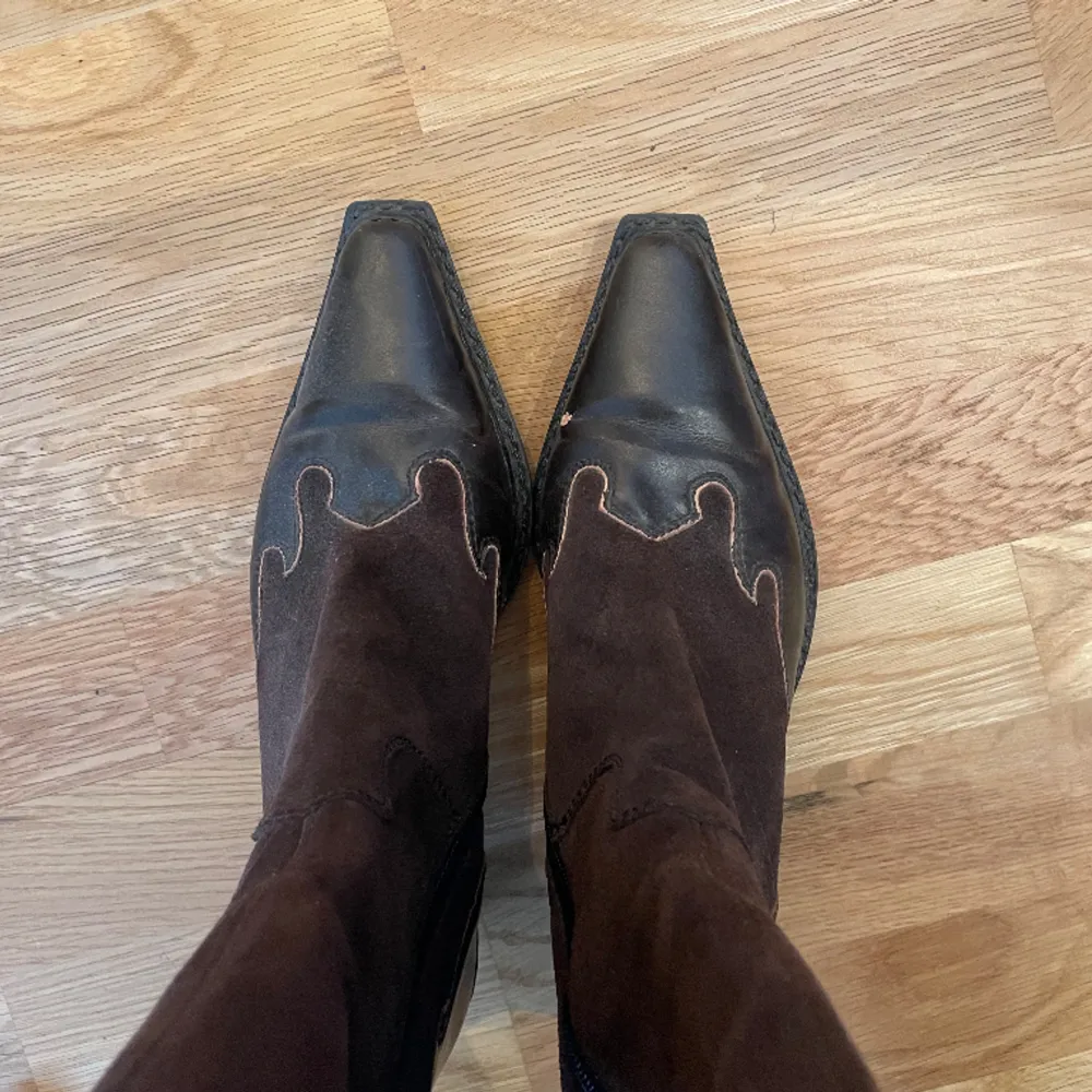Supersnygga cowboy boots från Rieker! Skorna har en liten defekt på höger sko, men är annars i bra skick!. Skor.