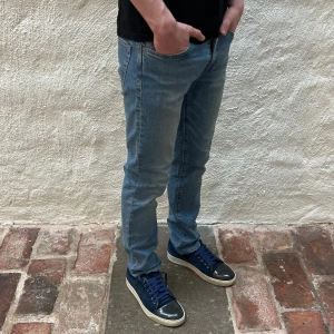 Levis 511 - Levi’s jeans 511 i färgen ljudblå. Storlek 31/32 och modellen på bilden är 182 cm. Fint skick, nypris 1099, köp för endast 299kr.  Fast pris gäller🤝