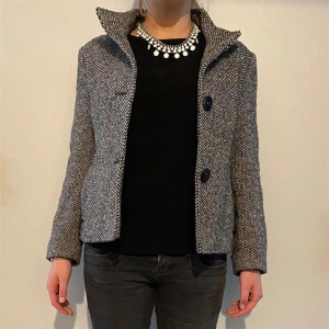 Grå Kappa - Spana även in våra andra plagg och spara på fraktkostnader. Alla plagg är självklart tvättade och fräscha! Alla produkter kan skickas eller hämtas i Stockholm.   Vid ytterligare frågor tveka ej att skriva!