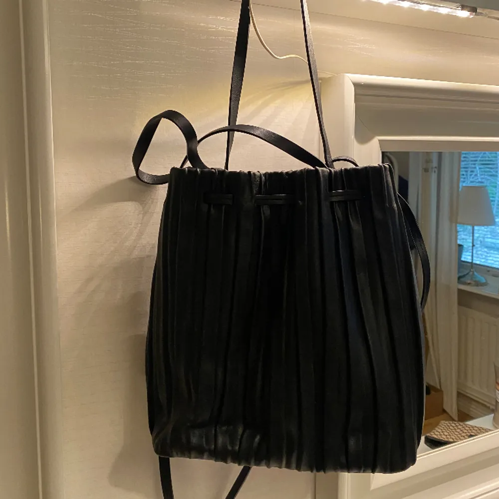 Fin plisserad väska från Zara i skinnimitation. Väskan är rymlig och har både ett långt och ett kort band beroende på hur man vill ha den. Nyskick . Väskor.