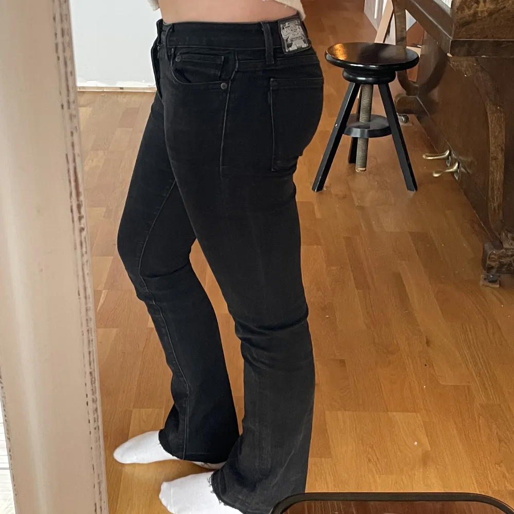 Svarta bootcut jeans från crocker  Midjemått: 34cm Innerben: 73cm. Jeans & Byxor.
