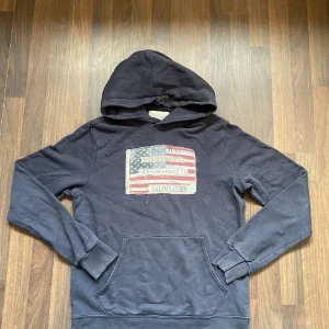 Ralph Lauren Hoodie - En Ralph Lauren hoodie med amerikanska flaggan. En allmänt unik hoodie och snygg som fan. Storlek: M, Nypris: 1200kr, Vårt pris: 699kr💫
