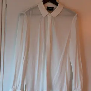 Vit enkel skön blus/skjorta från OBJECT strl S 