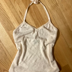 Beige top  - Jätte cute kommer inte till användning storlek M pris 60kr
