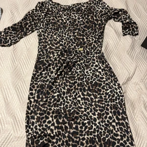 Klänning med leopardmönster  - Storlek S bra kvalite inte använd mjukt och skönt tyg 