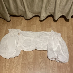 Blus  - En offsholder topp från Gina. 