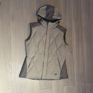 Helly Hansen vest - Vest av märket Helly Hansen säljes. Inga fläckar eller hål. Fråga på ifall du har frågor!
