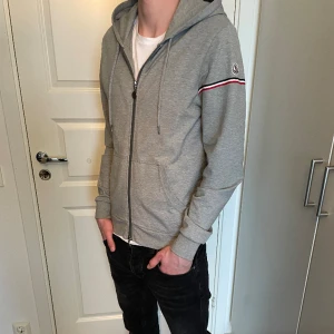 Moncler zip hoodie  - Säljer en väldigt snygg Moncler zip hoodie! Den är i ett väldigt bra skick!  Storlek M!  Hör gärna av dig om du har frågor!