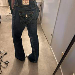 Lågmidjade true religion jeans Innerbenslängd 80cm Midja 36cm