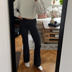 Yoga pants  - Svarta tränings tights med utsvängda ben🌟jag är 170, använda cirka 10ggr så i bra skick! 